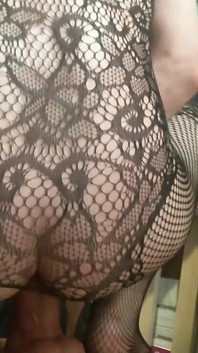 Tânăra Femboy își lărgește curul cu un vibrator masiv!
