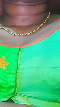 लड़की घर पर अकेली रहती है, चुपके से उसका प्रेमी घर आ जाता है।