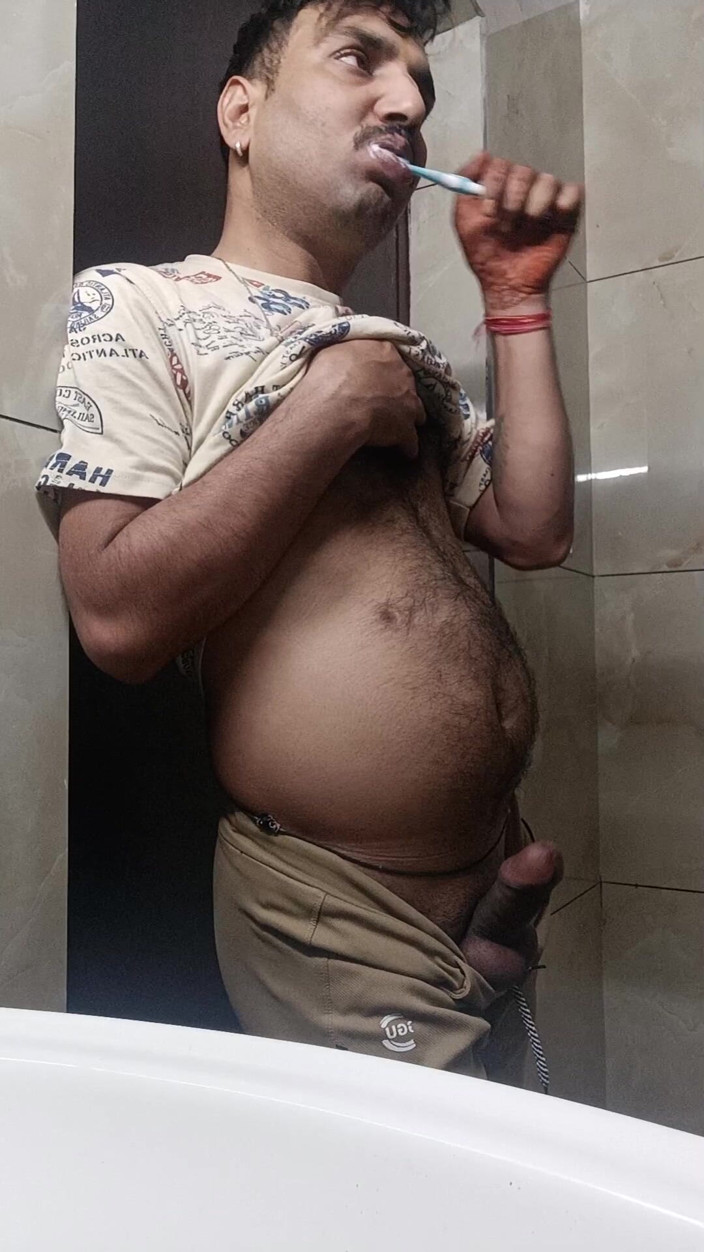Rajasthani-old-lover: Lelaki desi India menikmati pertunjukan mandi dan melancap dengan ayah...