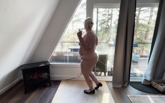 Alice Stone: Puta desnuda muestra sus curvas delante de la ventana sacudiendo...