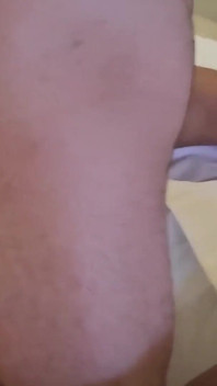 我的男朋友和我的老公把我的阴户都放进了白炽灯