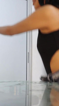 집에서 만든 섹스: 섹시한 친구를 녹음하며 그녀의 성기를 질에 넣어 달라고 요청한다