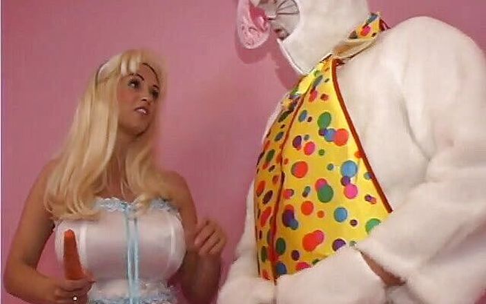 Project Femdom: Bílý králík si vystříká mrkev do pusy, zatímco Alice mu...