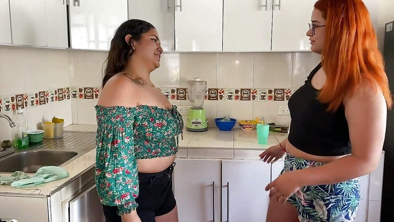 DAYANNA: 当我的继女做饭时，她病态了，抚摸她，以至抓住我们并让她潮吹