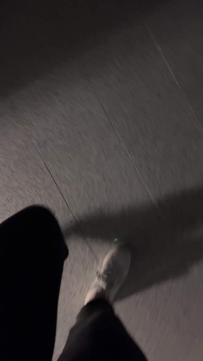 Feet: 穿运动鞋走路