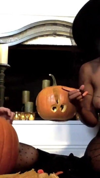 Julia Ann và Jenna Foxx Carve Bí Ngô