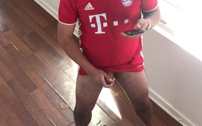 Hardnoisex: Geile voetbalcoach betrapt op het aftrekken naast het dakraam tijdens...