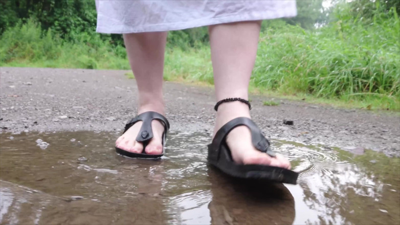 Footfetish: Birkenstock Mountain Pines Have Fun in the Rain Puddle