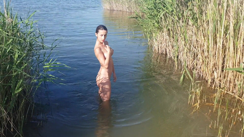 SweetButtocks: La ragazza esce completamente nuda fuori dal fiume