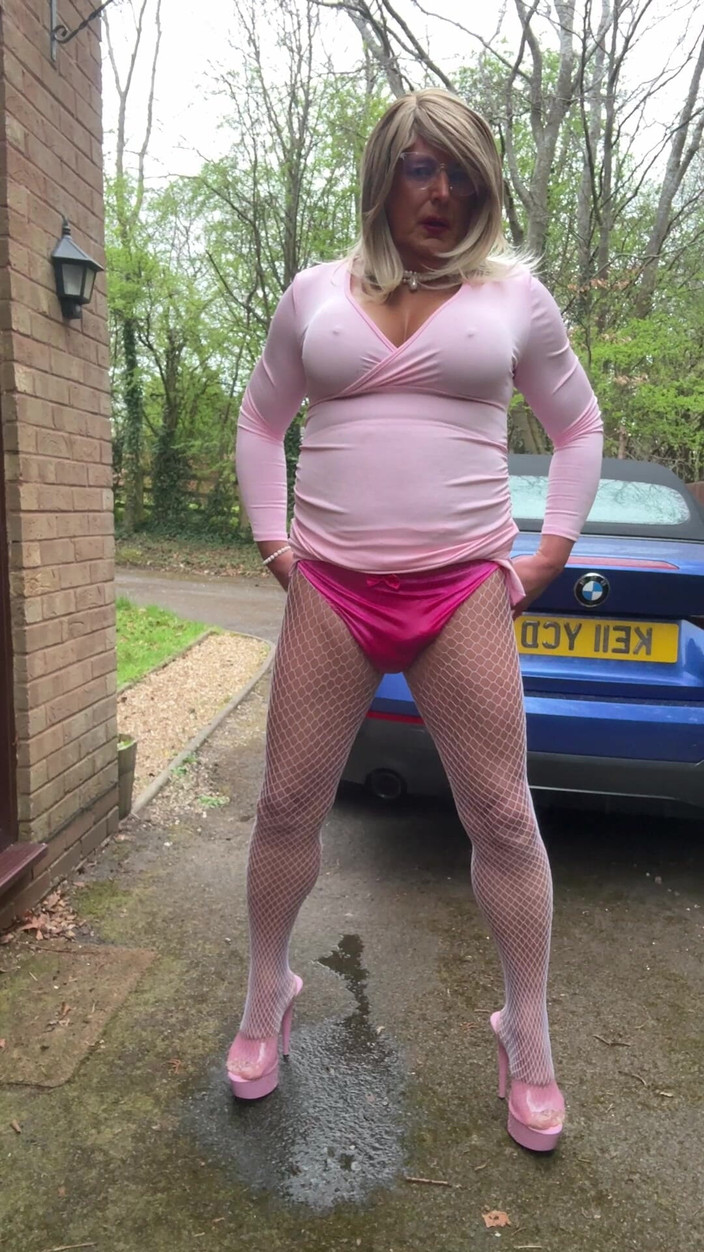 Kellycd2022: Travestit sexy Kellycd2022 în rochie roz și ciorapi cu plasă albă