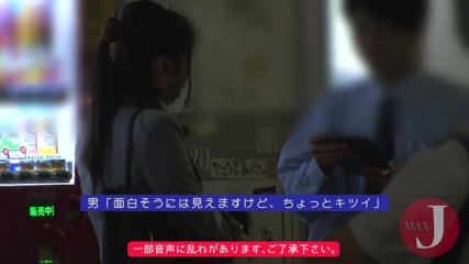 Asian happy ending: Seksowna uczennica ssie dwa duże kutasy