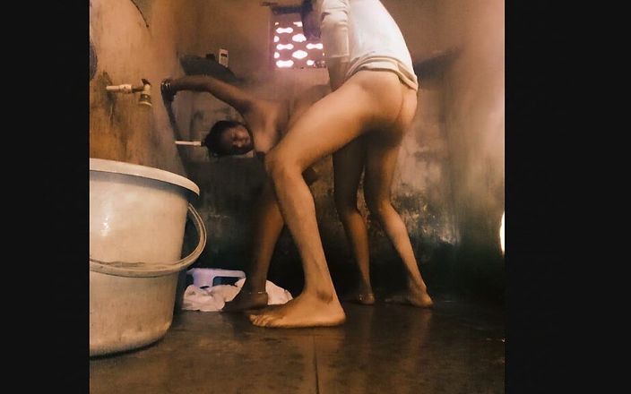Harder299: La madrastra del pueblo me invita al baño a tener...