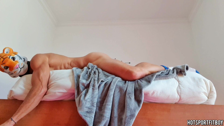 Hotsportfitboy: 3 verschiedene fleshlights hart im bett ficken - massiver creampie in...