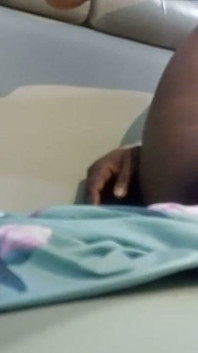 Este coño sucio necesita un hombre de verdad para follarlo