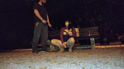 Toilet Mommy: Taytlı ve yüksek çizmeli kontrollü ve tasmalı