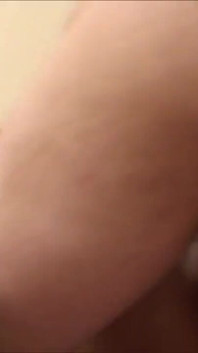 Close-up de ação anal com garota morena com tesão