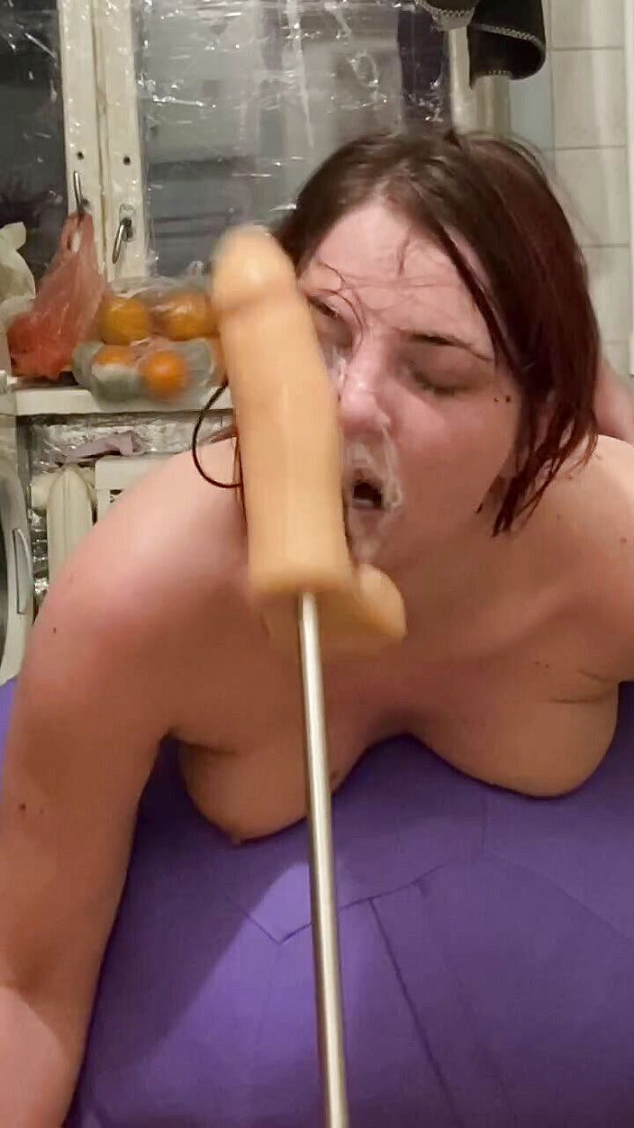 Elena917: głębokie gardło i pluć bawią się maszyną do pieprzenia