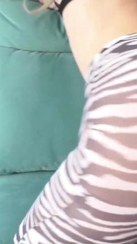 Hemmungslose minx lutscht und wichst den großen schwanz des lehrers in leggings, pOV