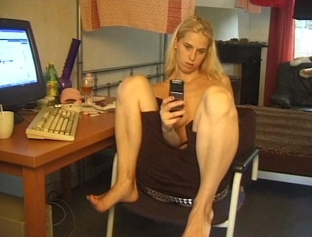 Flash Model Amateurs: Tatuerad blondin i sensuell soloprestanda