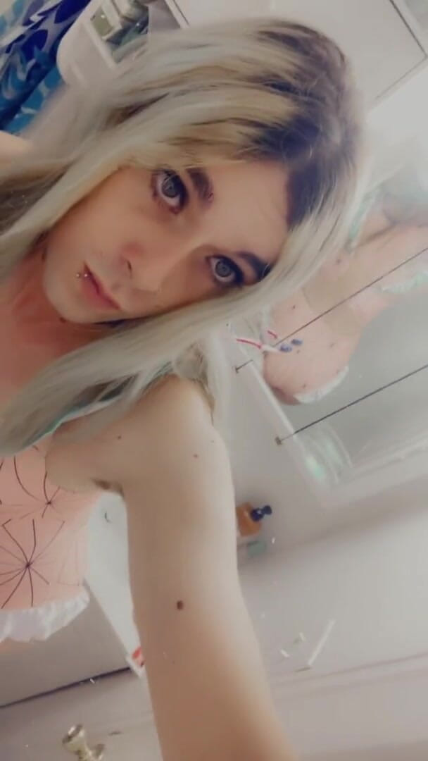 CarmenMelatonin: Gagică sexy excitată în costum de baie