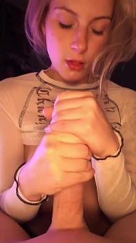 La ragazza timida si trasforma in una troia enorme per un grosso cazzo