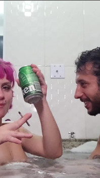 Gozando dentro de seu cu apertado na banheira
