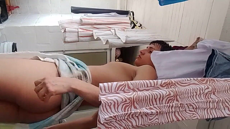 femboyass469: Femboy frumos, efeminat, scăldându-se și radându-și penisul