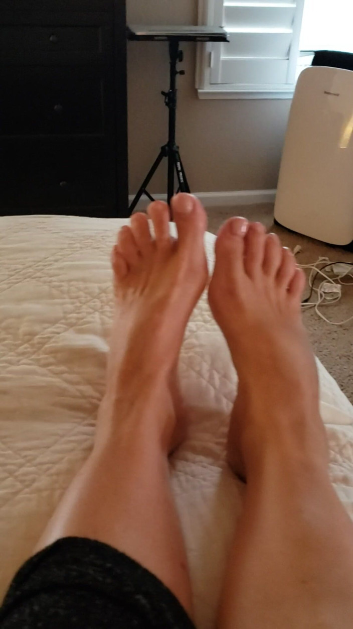 JessRyan: Oh No! MILF Camgirl Jess Ryan Foot Problems