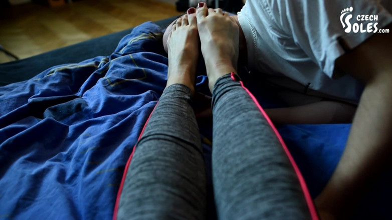 Czech Soles - foot fetish content: Přistižen při čichání jejích ponožkách a nohou