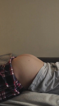 Ranní rutina. Hluboký hlas mladé femboye vás probudí z postele. Hlasitě sténá, když se udělá