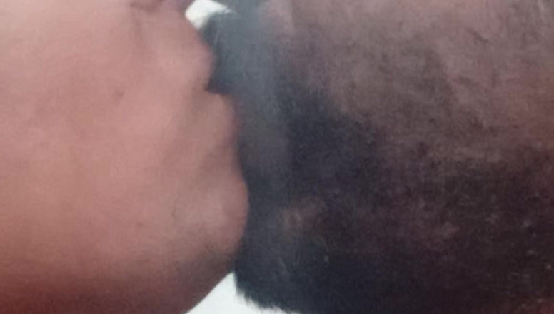 Desi Taboo: Ateşli üvey anne liplock ve ağzına tükürüyor