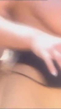 Deux MILF à forte poitrine à la chatte étroite se font baiser et éjaculer dans la bouche par une grosse bite