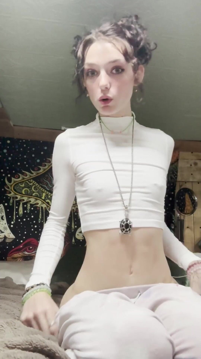 Shrooms Q: Montando mi consolador y corriéndose con hitachi