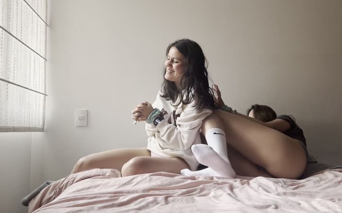 scarlettandc: Hai cô gái đồng tính nữ đấu vật với tay bị trói...