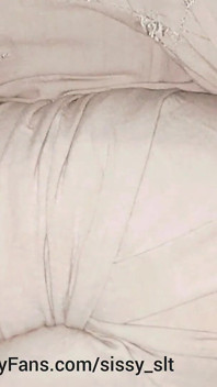 Istri hot dengan kontol kecil ini lagi asik dientot habis-habisan sama kontol besar