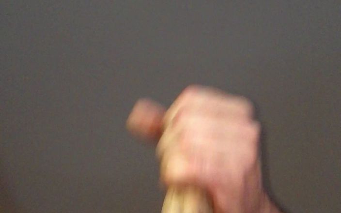 White Ukrainian Dick: La pigra sega di un piccolo cazzo bianco non circonciso.