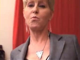 European Classics: Une superbe blonde mature se fait baiser dans un gangbang