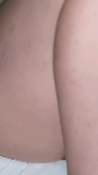 Masturbând o pizdă umedă