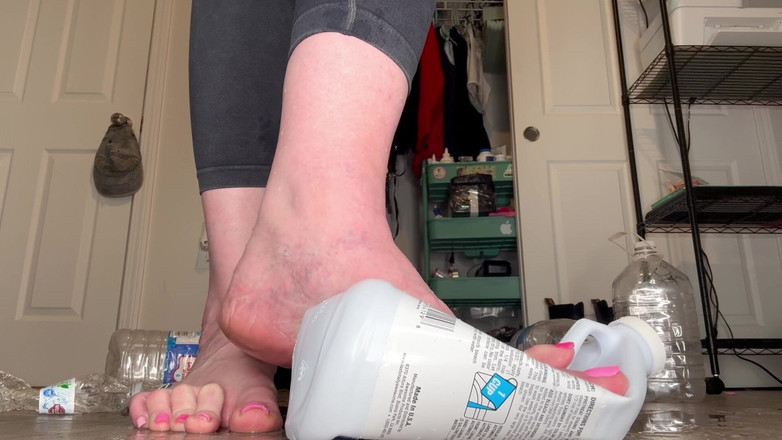 Peppermint Giantess: Menghancurkan Botol Air Dengan Saiz 16 Kaki Besar