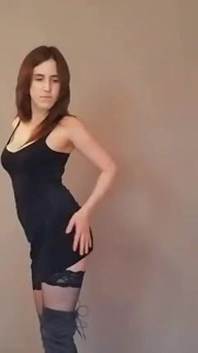 Mellita sexy mädchen fingert anal auf der couch