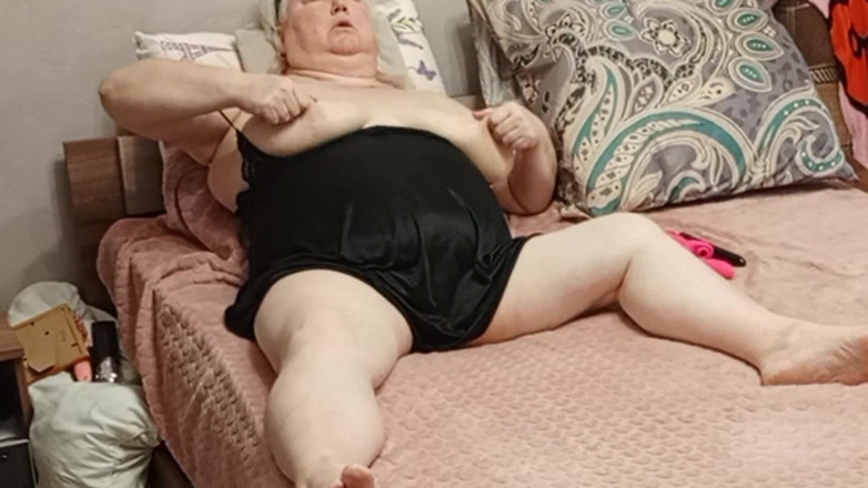 Zona901: Mama vitregă se fute cu degetul cu țâțele mari și își mângâie pizda...