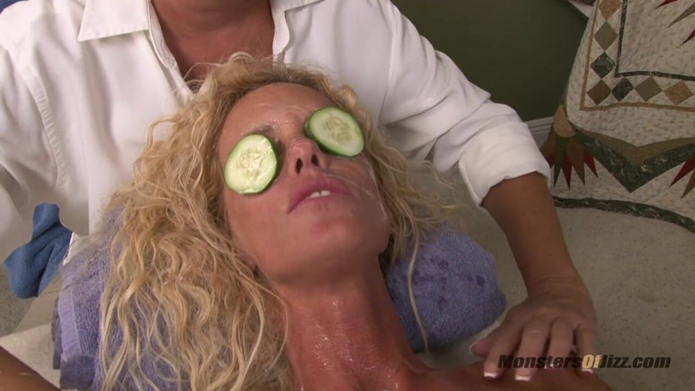 Monsters Of Jizz: La MILF riceve due sborrate in faccia contemporaneamente