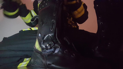 Thebootsstopmper: Bombeiro se masturba com equipamento de fogo