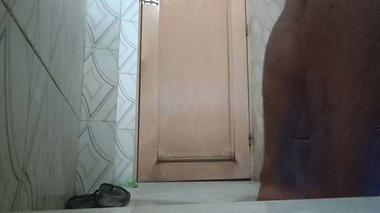 Hot Chilli 2025: Pria dengan lembu lagi mandi di kamar mandi