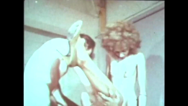 The Unforgettable: Vanessa dan Marlene bermain dengan bola