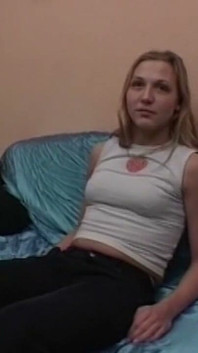 Doyumsuz sarışın orta yaşlı seksi kadın her oyuncağını derinden boşaltıyor