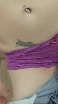 Une brune excitée fait plaisir à son amant chauve par voie orale