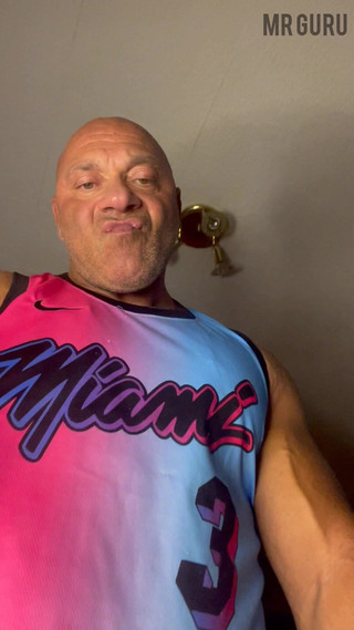 Mr. Guru: Pan Mistr Solo Kulturista Táta Wank