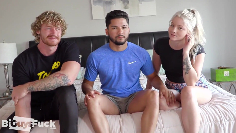 Bi Guys Fuck: Futai bisexual cu piledriver. Blondă sexy musculoasă Jock.