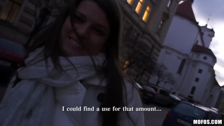 Public Pickups: Publiczne pickupy - amatorska brunetka Mona Lee ssie kutasa i bierze ładunek